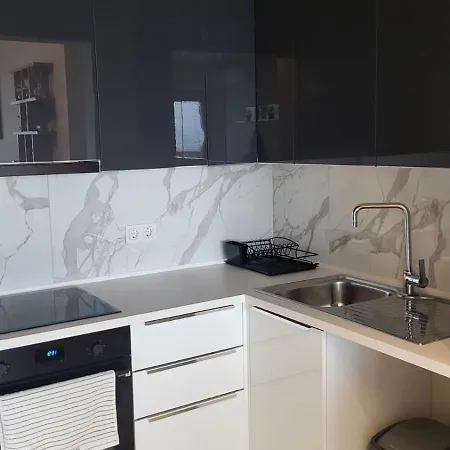 & Diamond With Free Parking Apartment