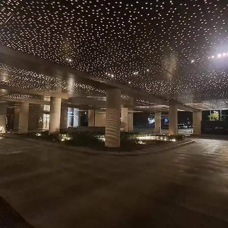 & Diamond With Free Parking Apartment